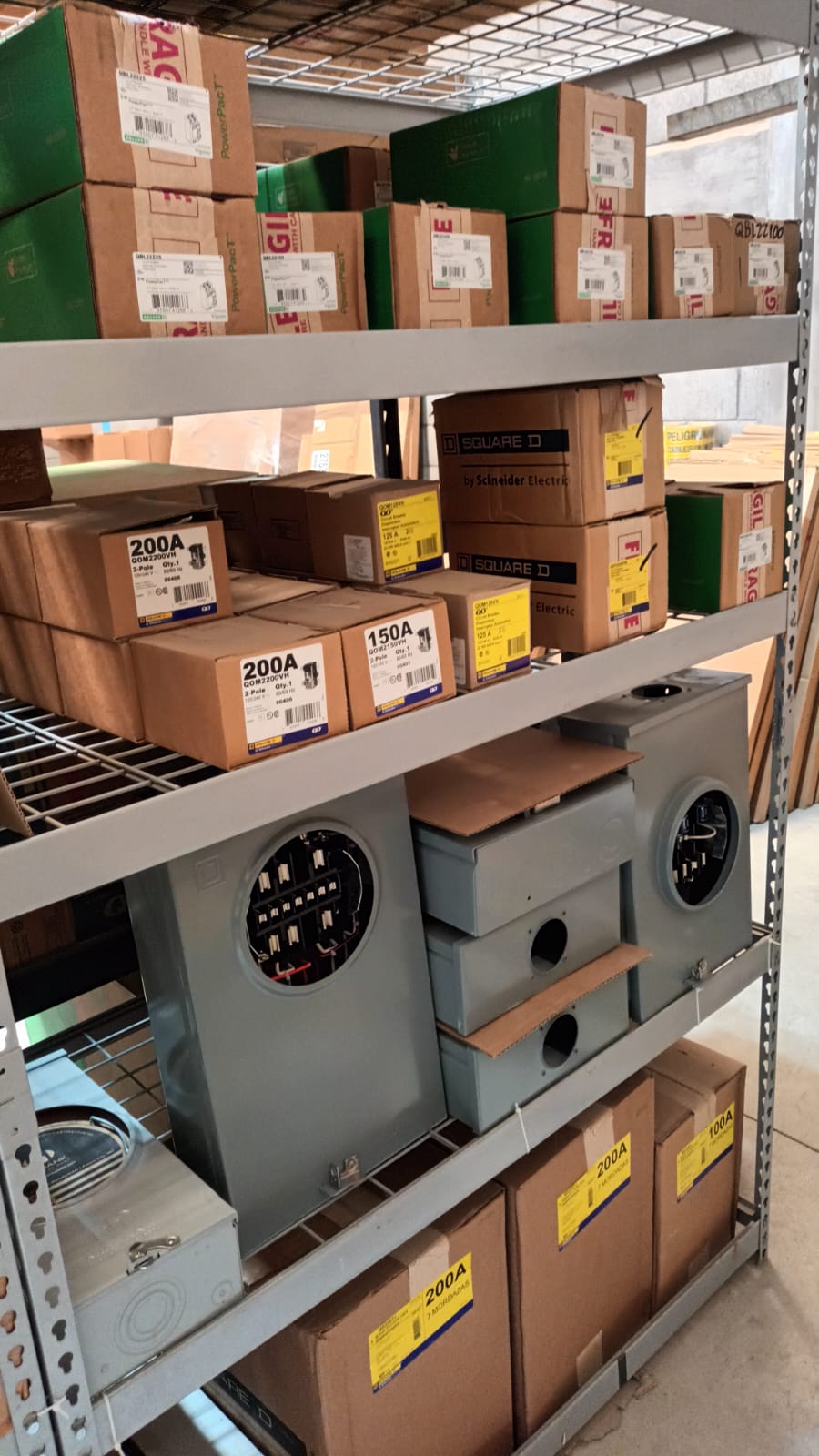Equipos de protección y medición eléctrica organizados en una estantería