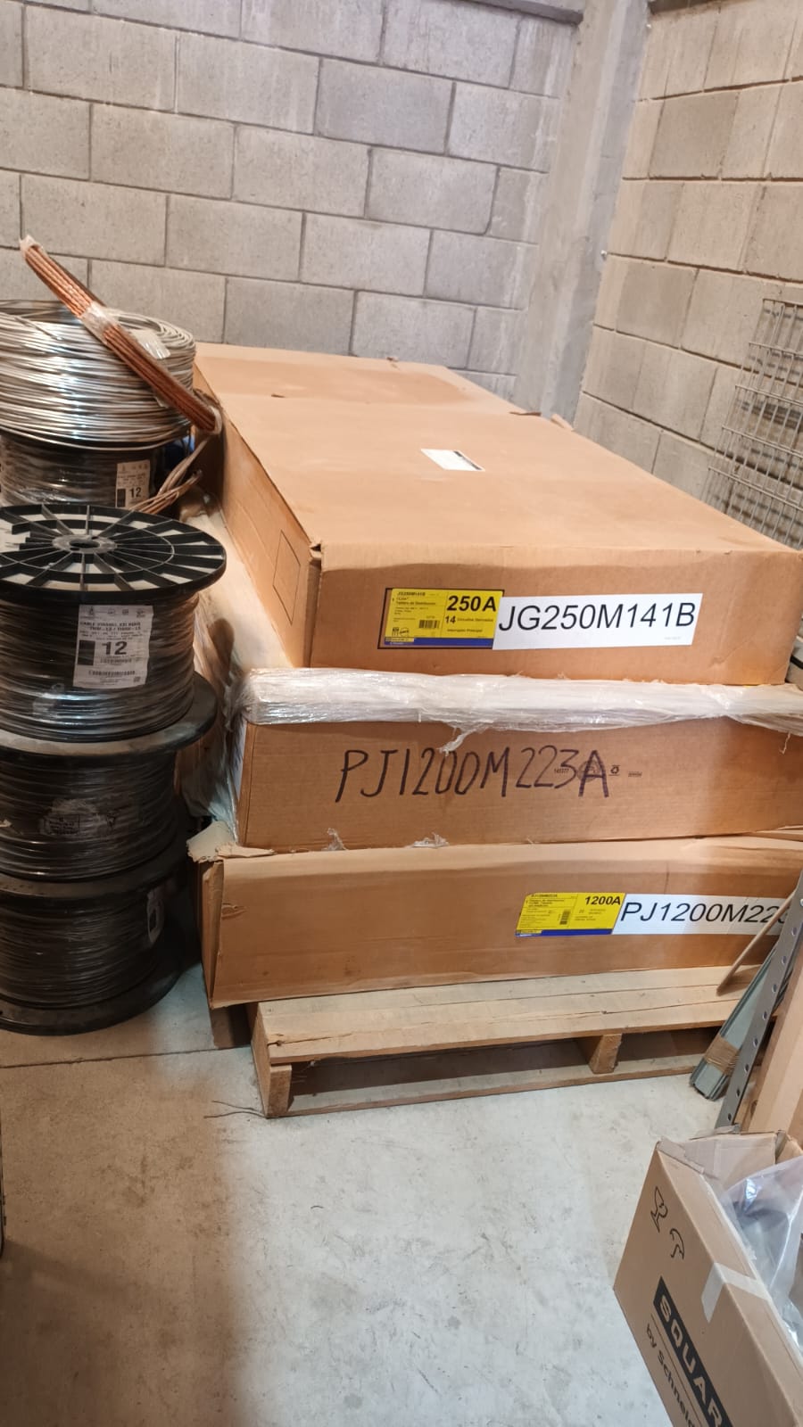 Conductores y tableros I-LINE almacenados para suministro