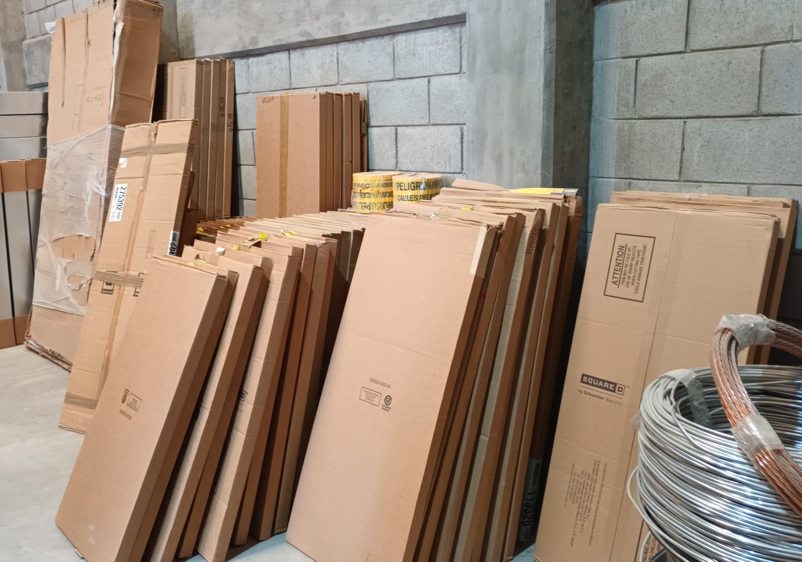 Tapas para tableros de distribución organizadas en almacén