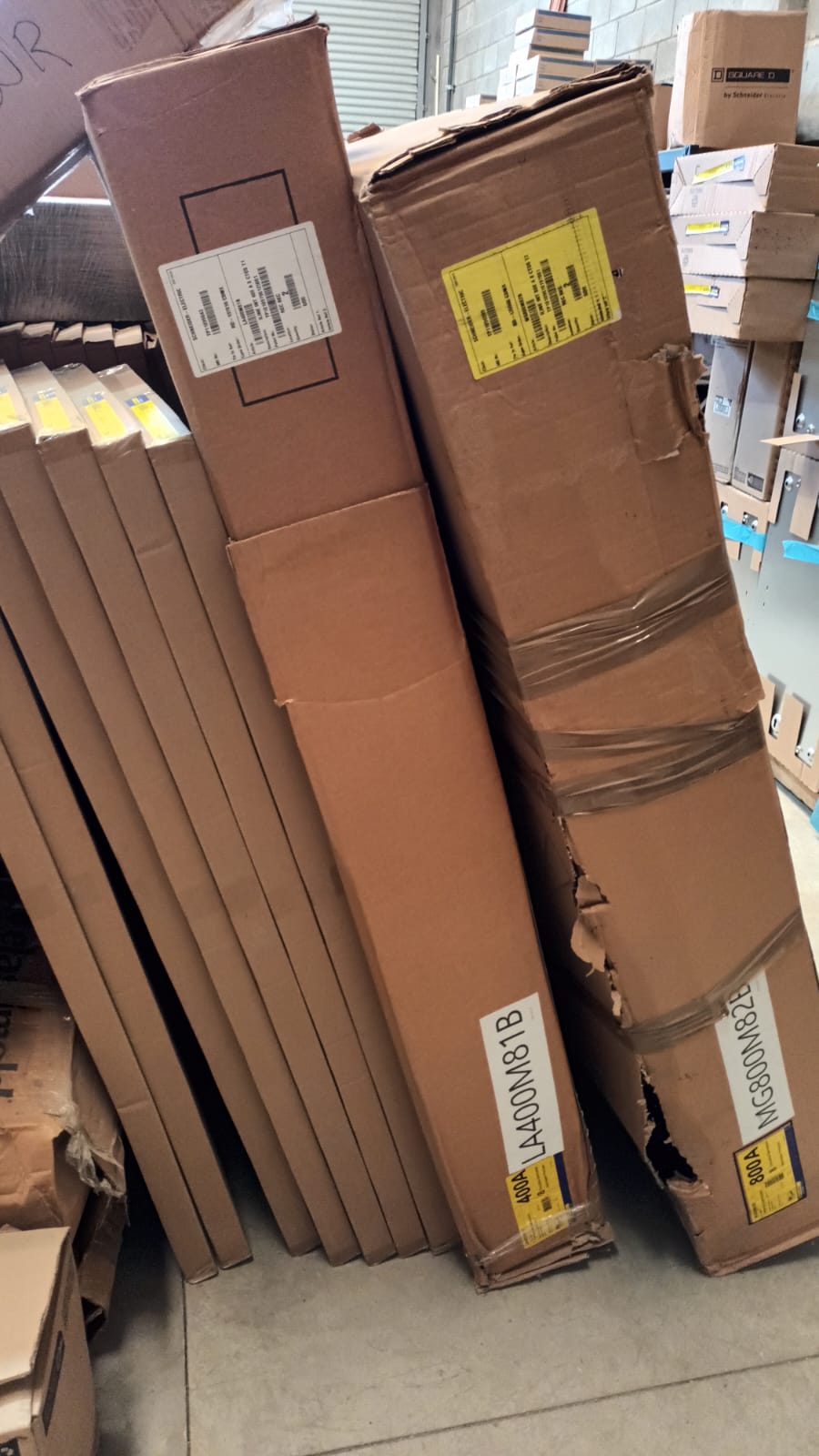 Cajas de equipamiento para tableros de distribución resguardadas en almacén