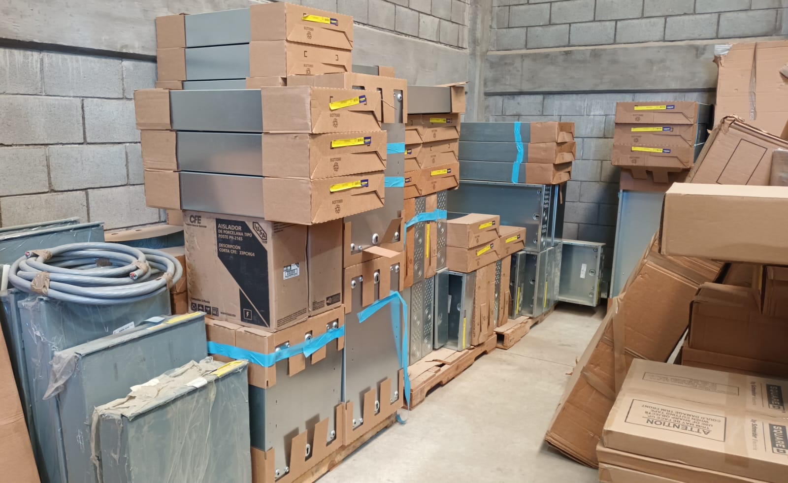Tableros y gabinetes eléctricos empacados, listos para suministro