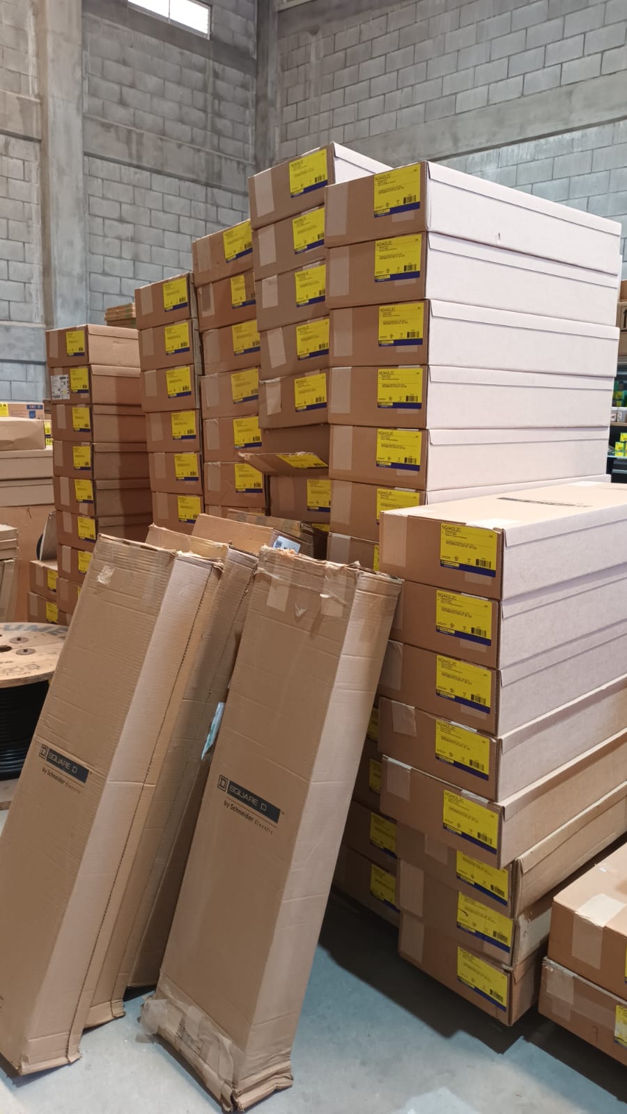 Tableros de distribución Square D empacados y resguardados en bodega